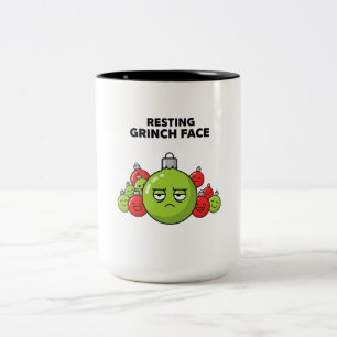 Taza Bicolor Adorno de Navidad con Cara de Grinch Reposando 