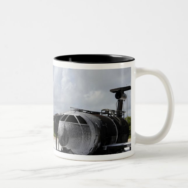 Taza Bicolor Aeropuerto WONPAT de Guam (Derecha)