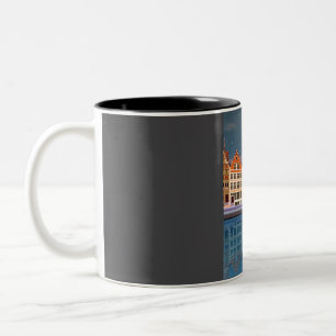 Taza Bicolor Afiche de viaje retro mínimo para la época de invi