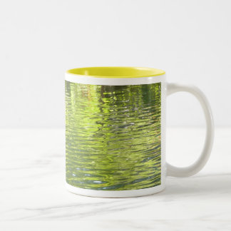 Taza Bicolor Aguas de roble creek amarillo y verde foto natural