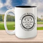 Taza Bicolor Agujero en un clásico golf personalizado<br><div class="desc">Con un diseño retro clásico con efecto de sello antiguo. Personalice el nombre,  el número de taladro de la ubicación y la fecha para crear un gran conservador de golf para celebrar ese fantástico hoyo en uno. Diseñado por Thisisnotme©</div>