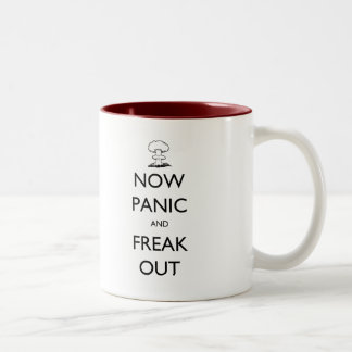 Taza Bicolor 'Ahora pánico y fanfarroneo' de la nube de hongos