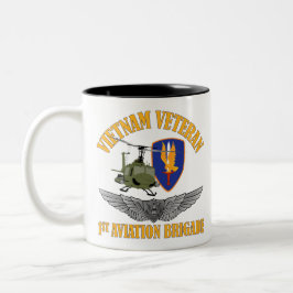 Taza Bicolor Alas de la tripulación aérea del veterano de