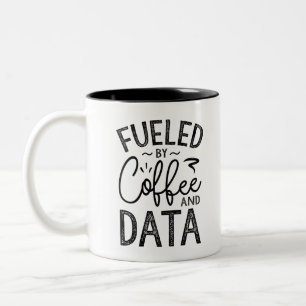 Taza Bicolor Alimentado Por El Café Y Los Datos