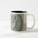 Taza Bicolor Alivio que representa un menorah<br><div class="desc">El alivio de la escuela judía que representa un menorah,  Umm de Qeis (Gadara antiguo) Jordania (basalto) situada en el Louvre,  París,  Francia. El alivio que representaba un menorah,  Umm de Qeis (Gadara antiguo) Jordania fue creado alrededor del siglo VI.</div>