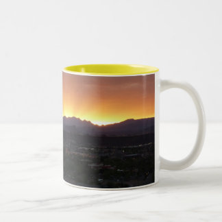 Taza Bicolor Amanecer sobre el paisaje de St. George Utah