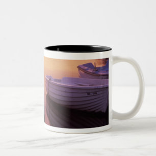 Taza Bicolor Amanecer sobre el puerto de Stari Grad con pesca