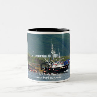 Taza Bicolor Amanecer temprano, barco del cangrejo en el puerto