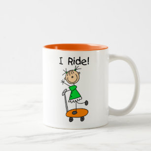Taza Bicolor Ando en monopatín - Chica en Scooter