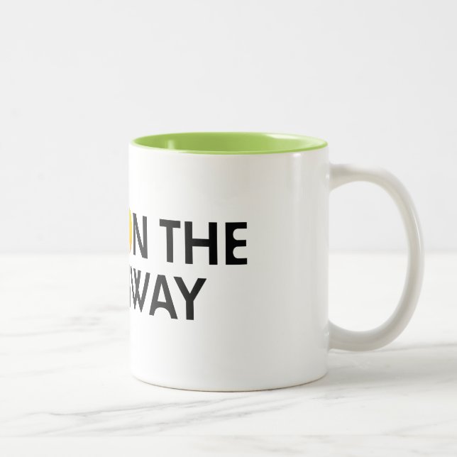 Taza Bicolor AoTG Mug (Derecha)