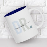 Taza Bicolor Apreciación moderna de nombre personalizado PhD nu<br><div class="desc">Un tazón de café moderno y lindo que dice DR en tipografía moderna en tonos azul polvorientos con tu nombre familiar en caligrafía de escritura a la moda en una taza de café de dos tonalidades. Perfecto regalo de agradecimiento para un médica especial en su vida, un sincero agradecimiento o...</div>