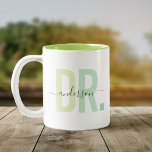 Taza Bicolor Apreciación moderna de nombre personalizado PhD nu<br><div class="desc">Un tazón de café moderno y lindo que dice DR en tipografía moderna en tonos verde polvorientos con tu nombre familiar en caligrafía de escritura a la moda en una taza de café de dos tonalidades. Perfecto regalo de agradecimiento para un médica especial en su vida, un sincero agradecimiento o...</div>