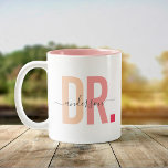 Taza Bicolor Apreciación moderna de nombre personalizado PhD nu<br><div class="desc">Un tazón de café moderno y lindo que dice DR en tipografía moderna en tonos rosa polvorientos con tu nombre familiar en caligrafía de escritura a la moda en una taza de café de dos tonalidades. Perfecto regalo de agradecimiento para un médica especial en su vida, un sincero agradecimiento o...</div>