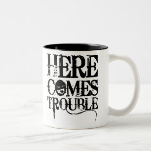 Taza Bicolor Aquí viene el problema