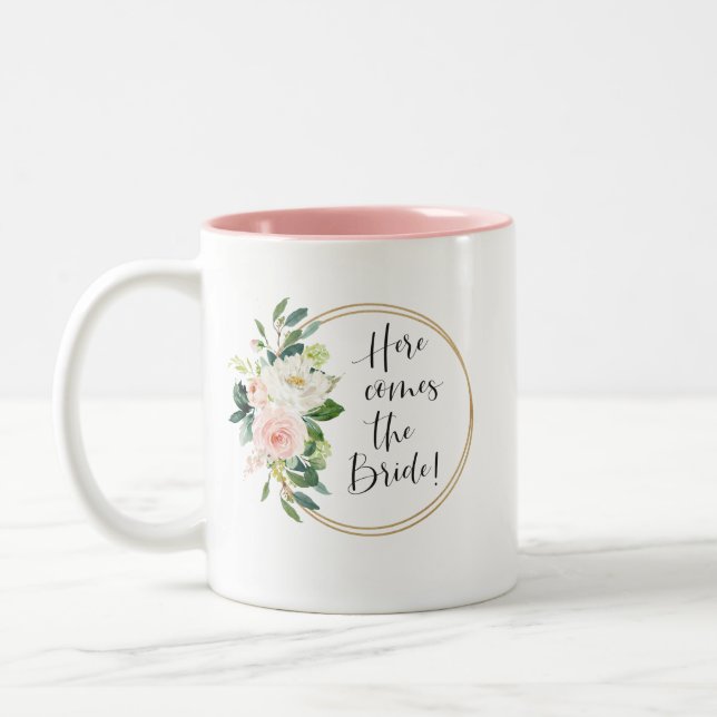 Taza Bicolor Aquí viene la floral de color de agua de la novia  (Izquierda)