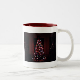 Taza Bicolor Árbol de Navidad en la imagen de ventana