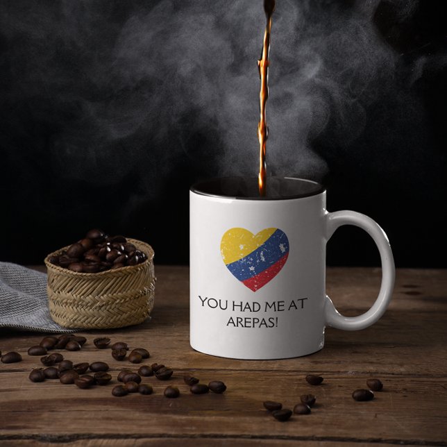 Taza Bicolor Arepas Cita divertida comida colombiana (colombian coffee arepas funny mug)