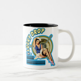Taza Bicolor Arte afortunado de la nariz del descenso WWII