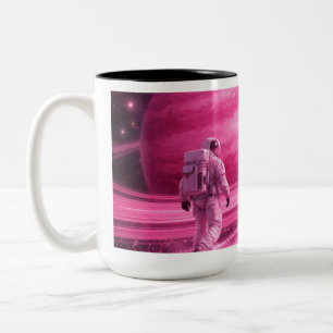 Taza Bicolor Astronauta caminando sobre anillos rosados