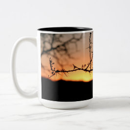 Taza Bicolor Atardecer africano con espinosa silueta de árbol d