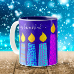 Taza Bicolor Audaces velas de Menorah Happy Hanukkah Script on<br><div class="desc">"Feliz Hanukkah". Aquí hay una manera fácil de entrar en el ambiente vacacional cada mañana. Añade brillo extra a tu día cuando te relajes con tu bebida favorita en esta taza de café personalizado y colorida Hanukkah. Un ilustracion juguetón y artístico de velas de menorah azules con coloridos patrones de...</div>
