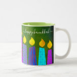Taza Bicolor Audaces velas Menorah Felices Hanukkah Script Gree<br><div class="desc">"Feliz Hanukkah". Aquí hay una manera fácil de entrar en el ambiente vacacional cada mañana. Añade brillo extra a tu día cuando te relajes con tu bebida favorita en esta taza de café personalizado y colorida Hanukkah. Un ilustracion juguetón y artístico de velas de menorah azul con coloridos patrones de...</div>