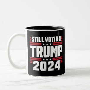 Taza Bicolor Aún votando por Trump 2024 Bandera Patriótica Amer