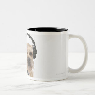 Taza Bicolor Auriculares que llevan del pequeño perro