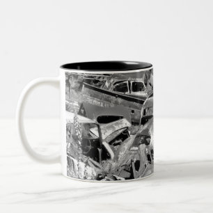 Taza Bicolor Automóviles de época escapando en un patio de coch