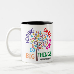 Taza Bicolor Ayudar a las manos pequeñas a hacer cosas grandes