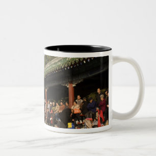 Taza Bicolor Bailarines folclóricos aficionados disfrazados ent