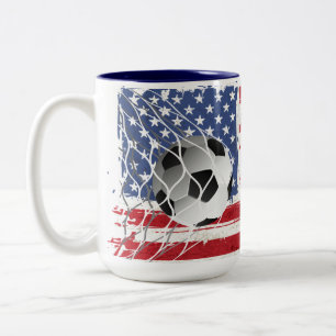 Taza Bicolor Balón de fútbol sobre la bandera de EE. UU.