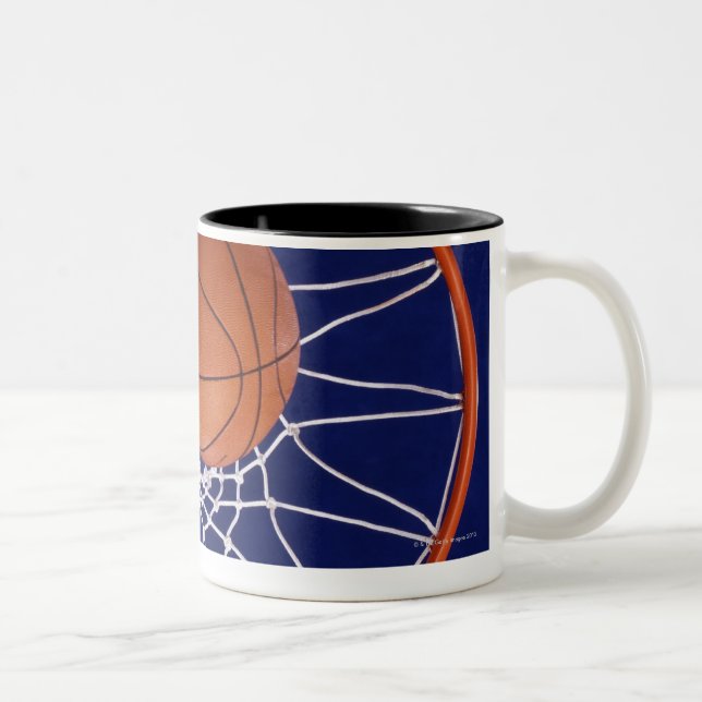 Taza Bicolor baloncesto en aro (Derecha)