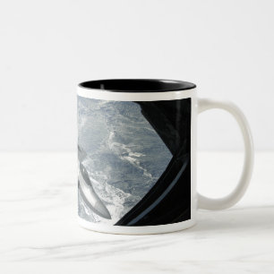 Taza Bicolor Bancos de un rapaz F-22 lejos de un KC-135