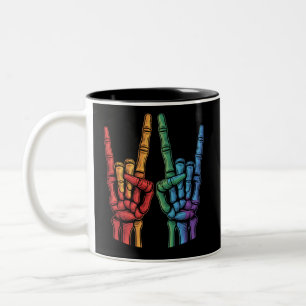 Taza Bicolor Bandera de arcoíris LGBTQ Mano de roca esquelética