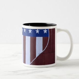 Taza Bicolor Bandera en forma de corazón pintada en granero des