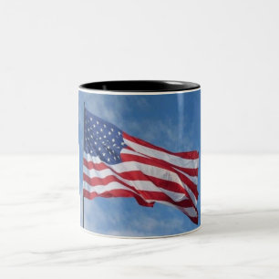 Taza Bicolor Bandera estadounidense ondeando contra un cielo az