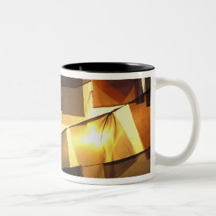Taza Bicolor Banderas de oración budistas en la puesta del sol,