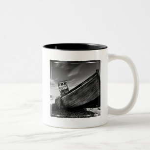 Taza Bicolor Barco abandonado en la playa de Dungeness