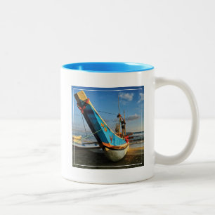 Taza Bicolor Barco de pesca colorido por el océano