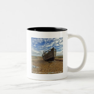Taza Bicolor Barco de pesca de madera abandonado el   Dungeness