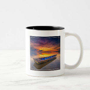 Taza Bicolor Barco de pesca en la playa de la salida del sol el