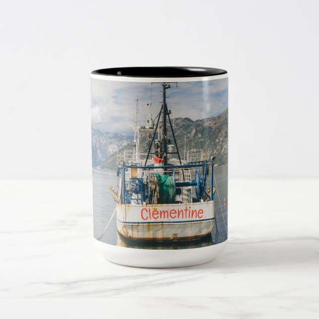 Taza Bicolor Barco pesquero en la pintoresca bahía (Centro)