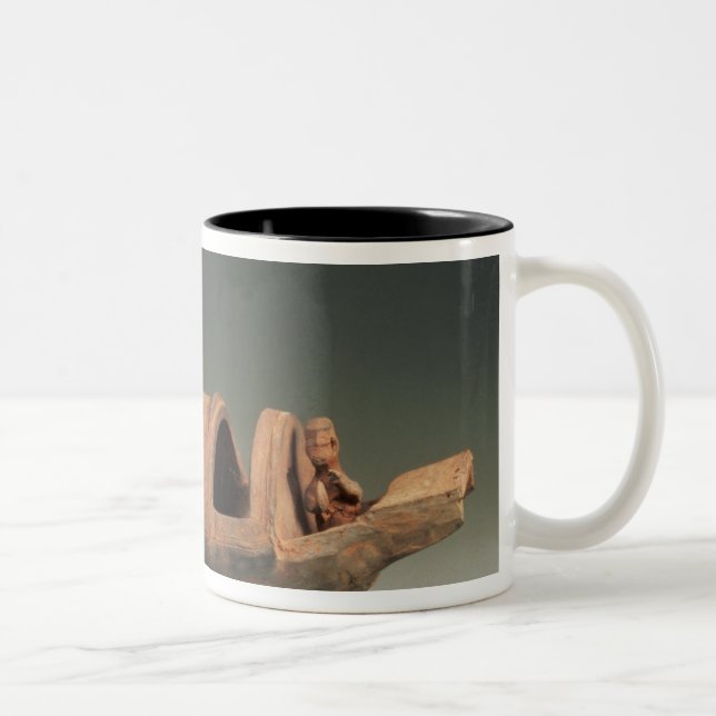 Taza Bicolor Barco y equipo, artefacto de la tumba (Derecha)