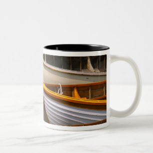 Taza Bicolor Barcos de colores vivos en el centro náutico de ma