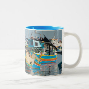 Taza Bicolor Barcos de pesca malteses el Marsaxlokk en Malta