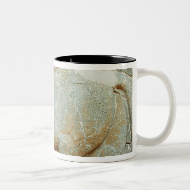 Taza Bicolor Bas-alivio de un toro antropomorfo (Derecha)