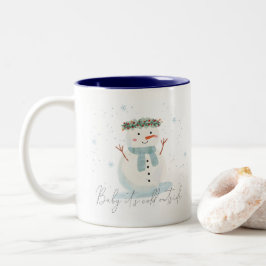 Taza Bicolor Bebé de muñecas de nieve está frío afuera