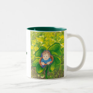 Taza Bicolor Bebé en un campo de trébol.