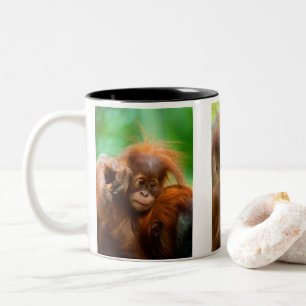 Taza Bicolor Bebé lindo Orangutan mirando directo hacia adelan
